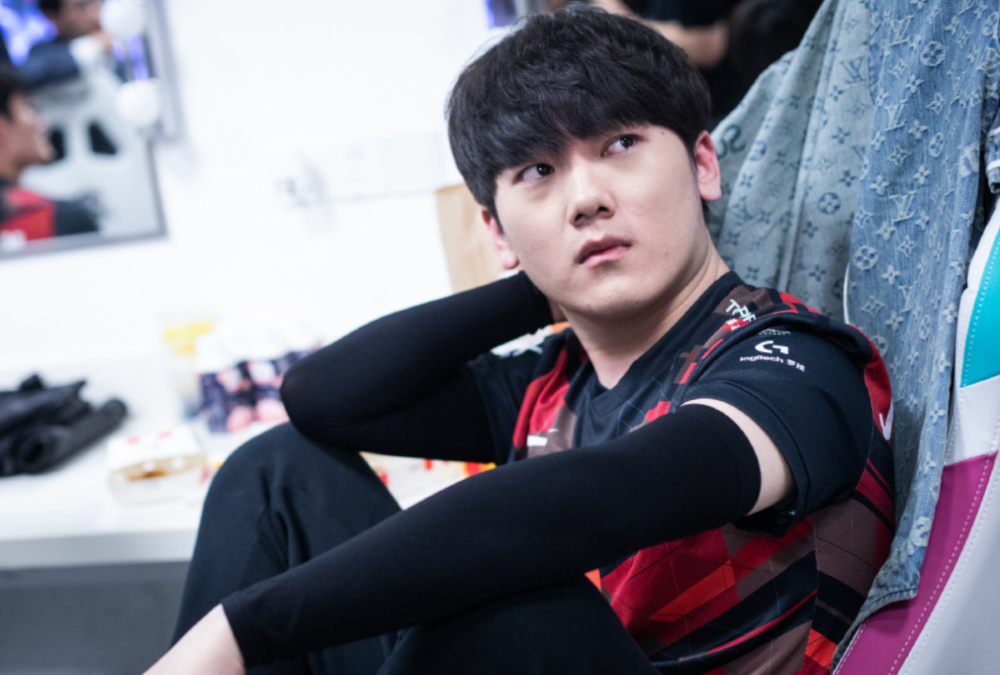 两者之间的 两者之间的